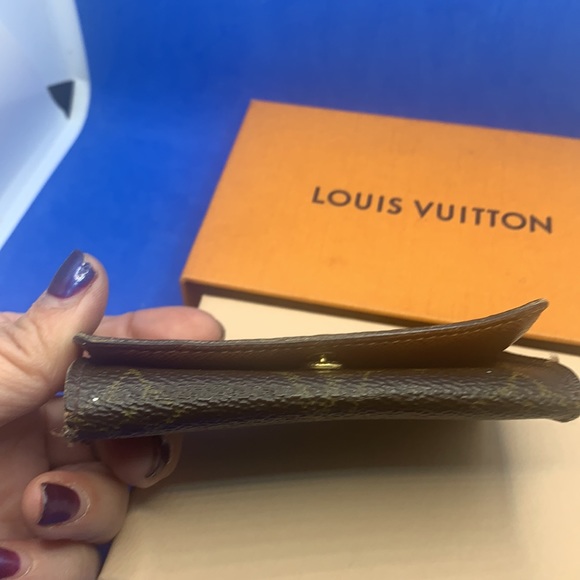 💕 Louis Vuitton Monogram signature design LV Logo 6 key holder - Picture 6 of 8